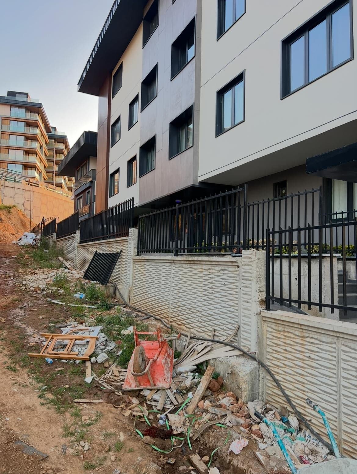 kentsoy çelik 170 metre duvar üstü lama korkuluk projesi - üsküdar istanbul